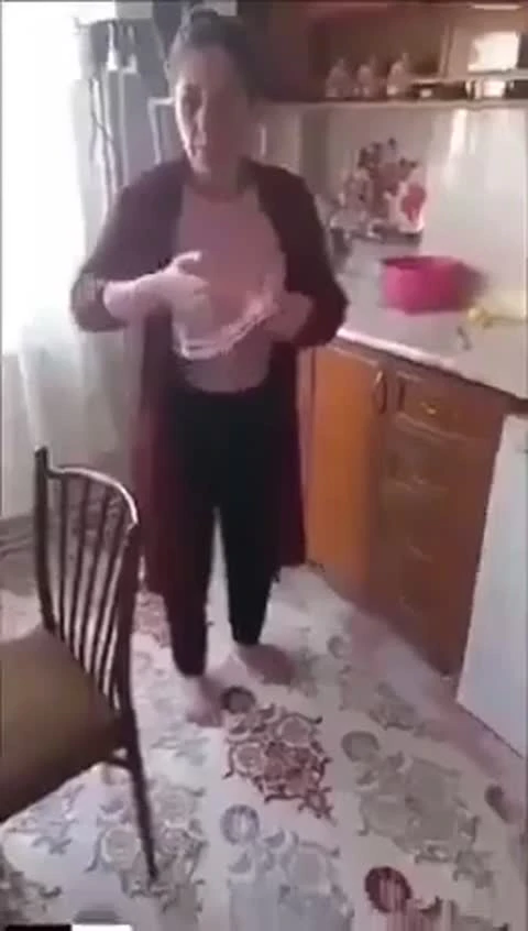 Annesiyle evin farklı köşelerinde gizlice elleşiyor