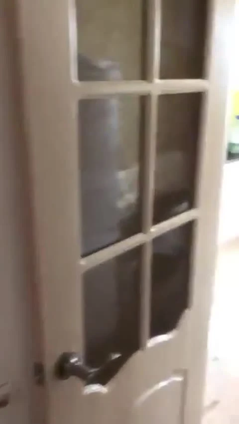 Arkadaşının karısını o evde yokken domaltıp üzerine boşalıyor