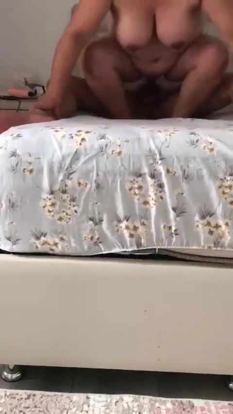 Arkadaşının şişman MİLF karısını sikiyor