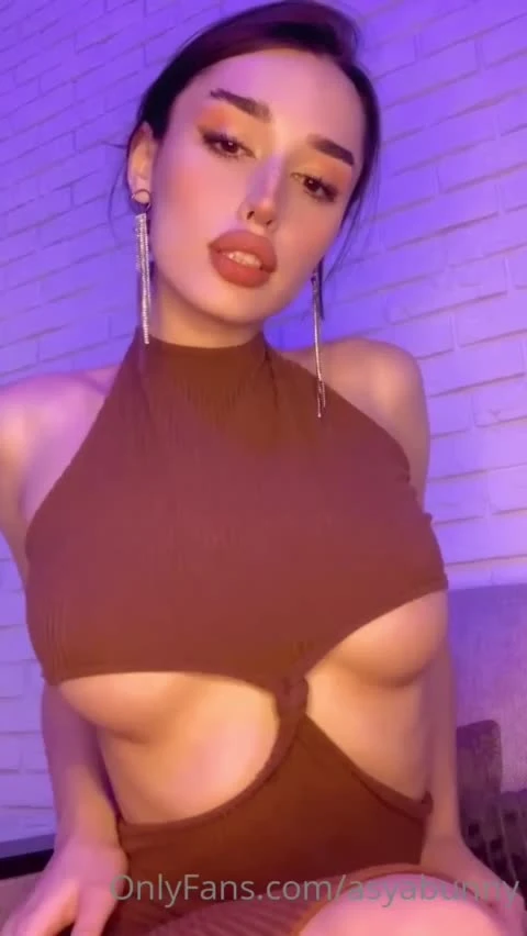 Asya Bunny götünü parmaklarken yakın çekime aldı