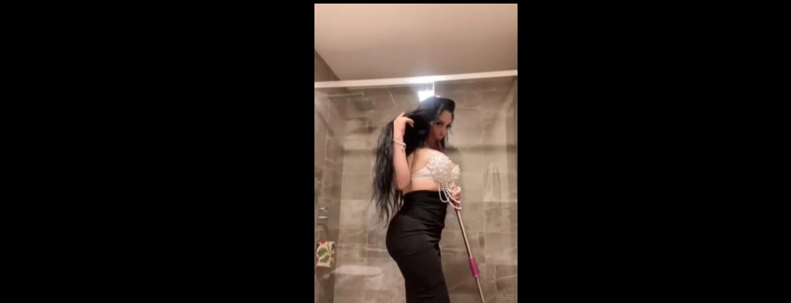 Banyodaki her şeye sakso çekip blowjob yaptı ifşa