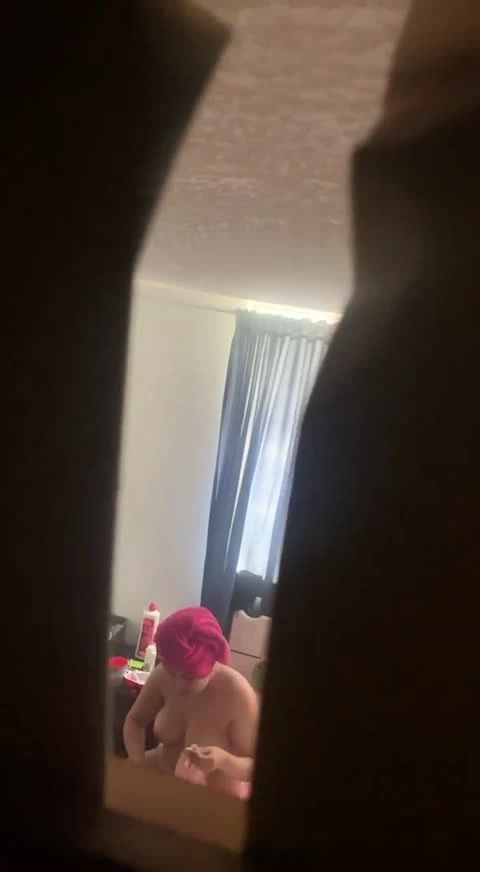 Duştan çıkıp aynada kendisini izliyor