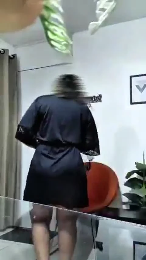 Evli milf hatun kocası evde yokken sevgilisini çağırıyor