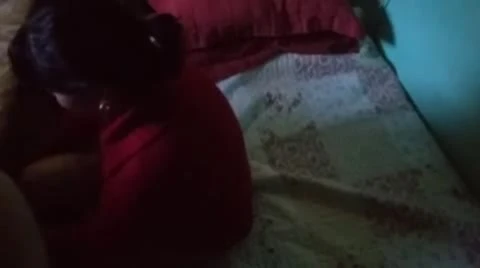 Genç adam köyde yengesini sikip içine boşalıyor