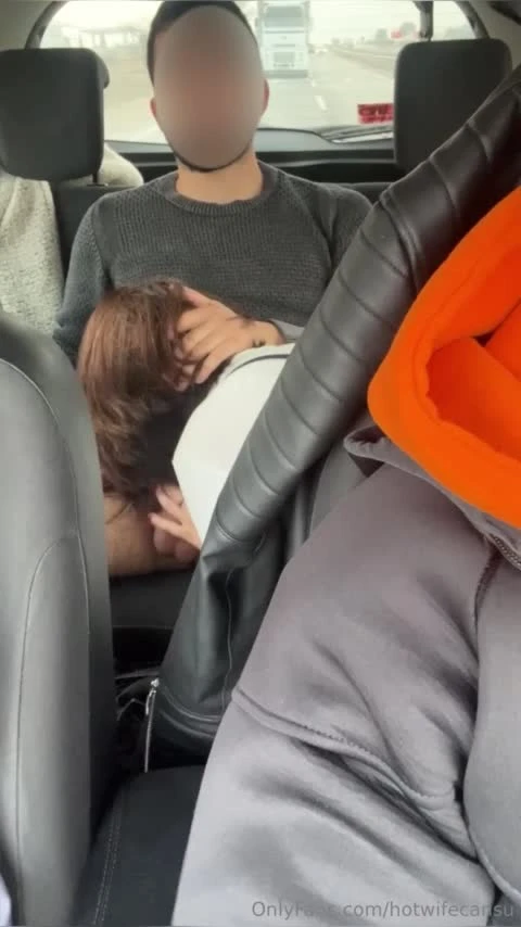 Hotwife Cansu kocası arabayı sürüyor cansu arkada yarrrağı yiyor
