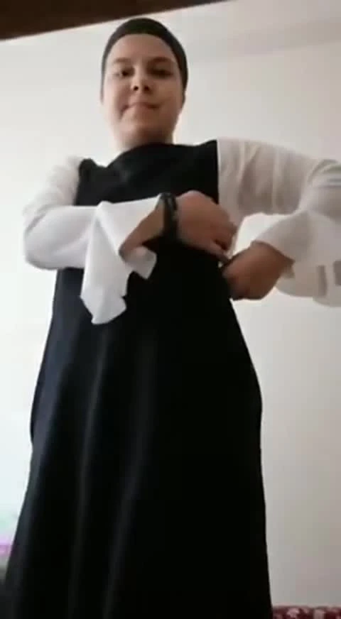 Köylü türbanlı okuldan gelince soyunuyor