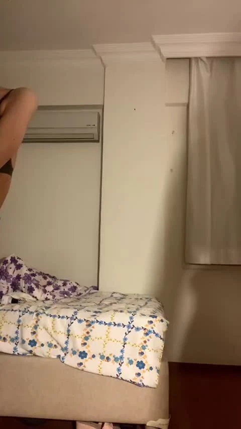 Sımsıkı sağlam götüyle yayın yaptı ifşa