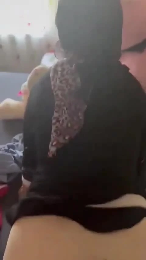 Taş gibi Türbanlı milf hatun siktiriyor