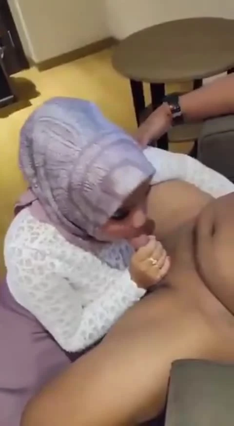 Türbanlı Halası bayram ziyaretinde saksoyla bayram harçlığı veriyor