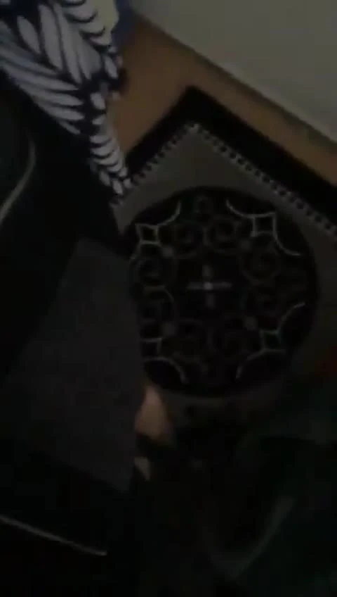 Türbanlı hatunu boş eve atıp sikini yalatıyor