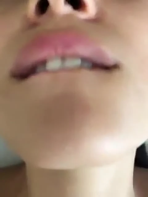Üvey ablasının üzerine atlıyor