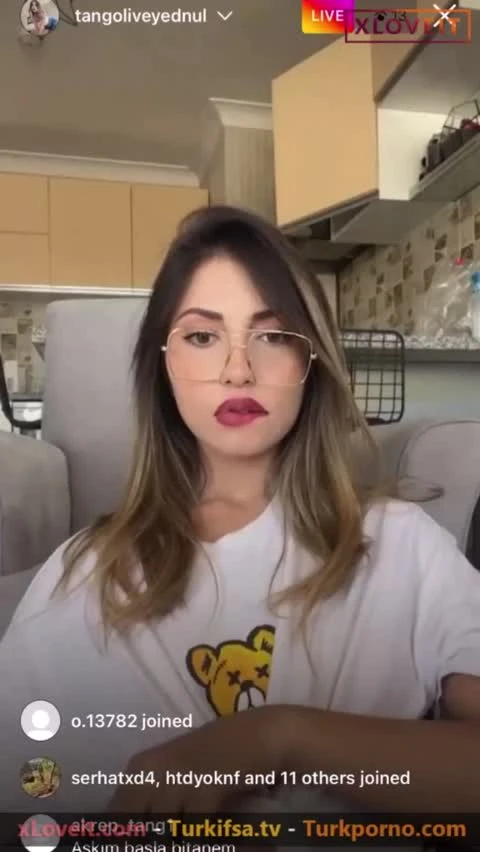Yednul instagram yayınında bir anda pandalı iç çamaşarıyla kendinden geçiyor