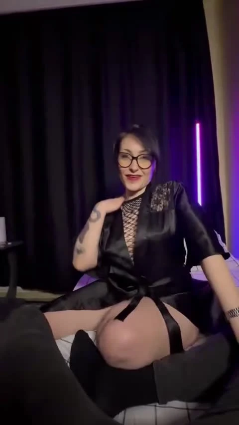 Gözlüklü milf genç erkeği bırakmıyor