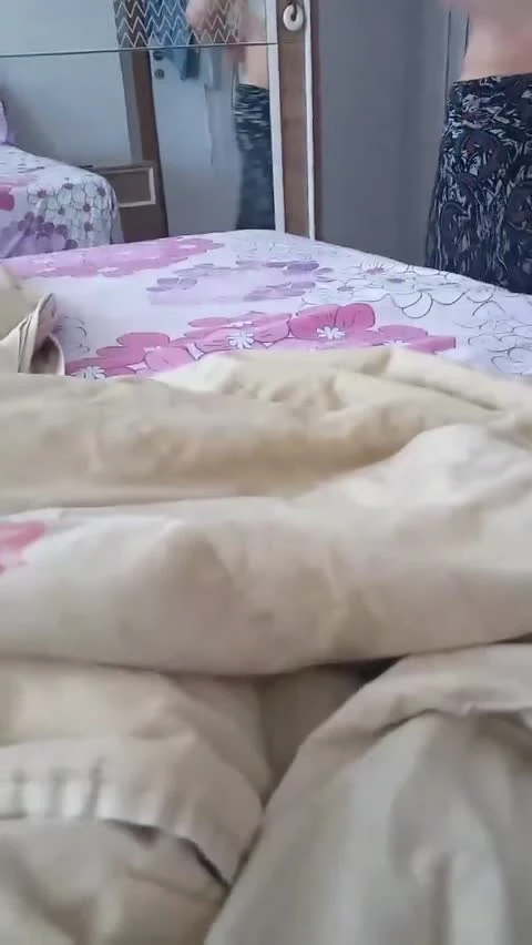 Karısı soyunurken kayda alıyor