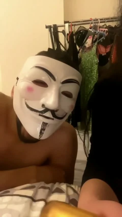 Kırmızı gecelikli hatunu V For Vendetta maskesi ile yayında sikiyor