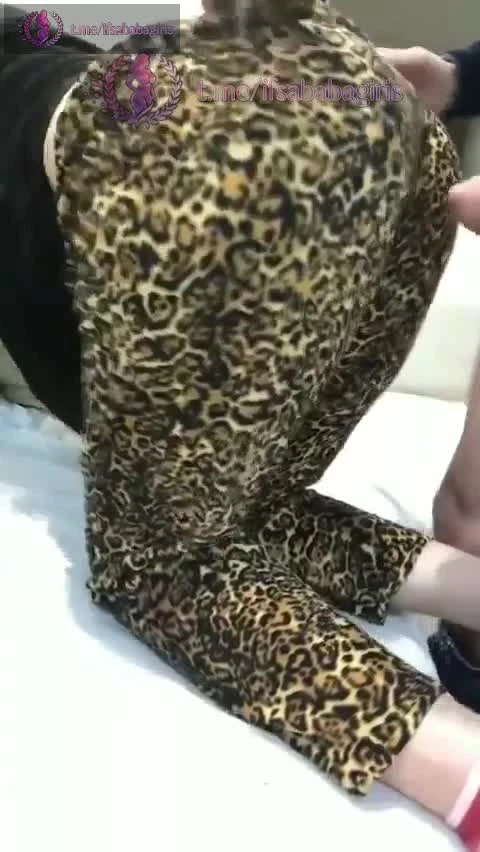 Kumral sevgilisinin donunu sıyırıp sikiyor