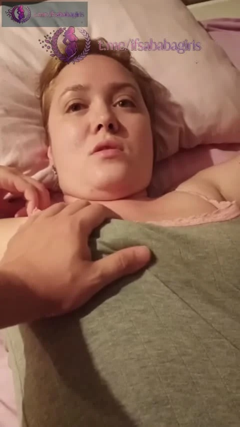 Milf hatun ile konuşurken memelerini okşuyor