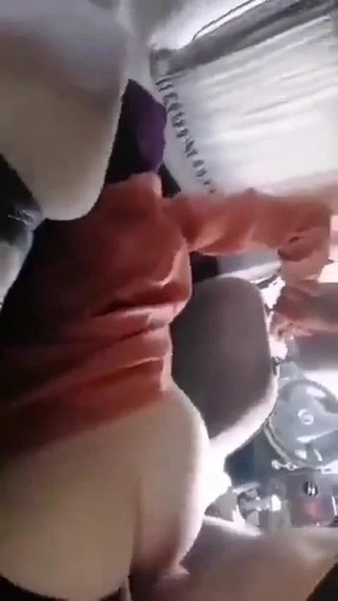 Muavin türbanlıyı götürüyor