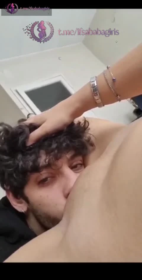 Oğlanı amcığı ile boğuyor