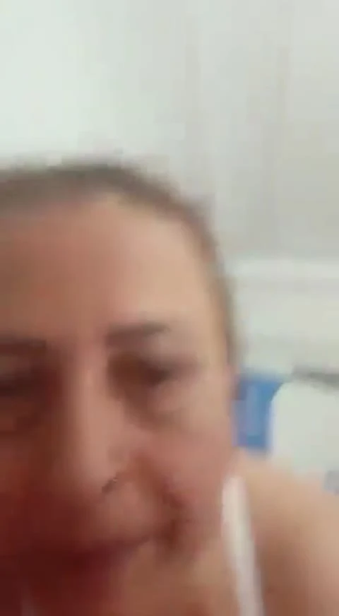 Olgun teyze boşalmaya çalışıyor