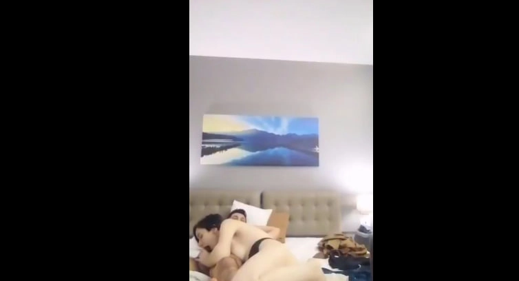 Otel odasında canlı yayında sakso çekti