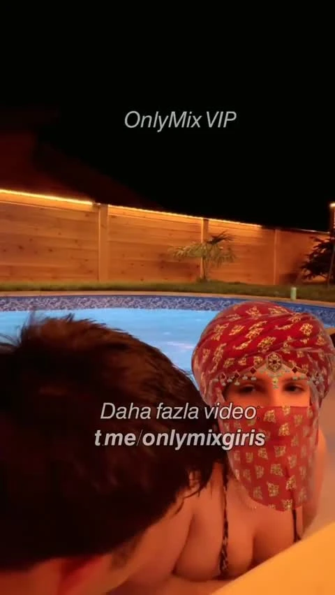 Tuğçe Tusem havuz başında memelerini yalatıyor