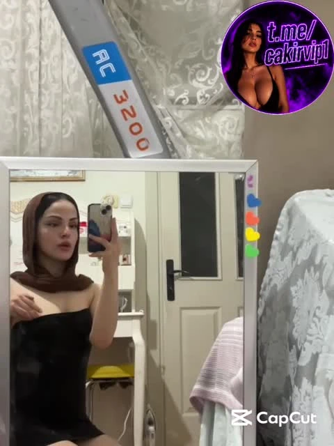 Türbanlı ayna karşısında memelerini avuçluyor