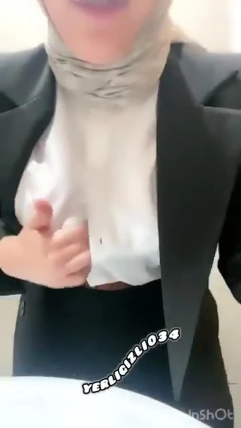Türbanlı hatun ofiste dekolte gösteriyor