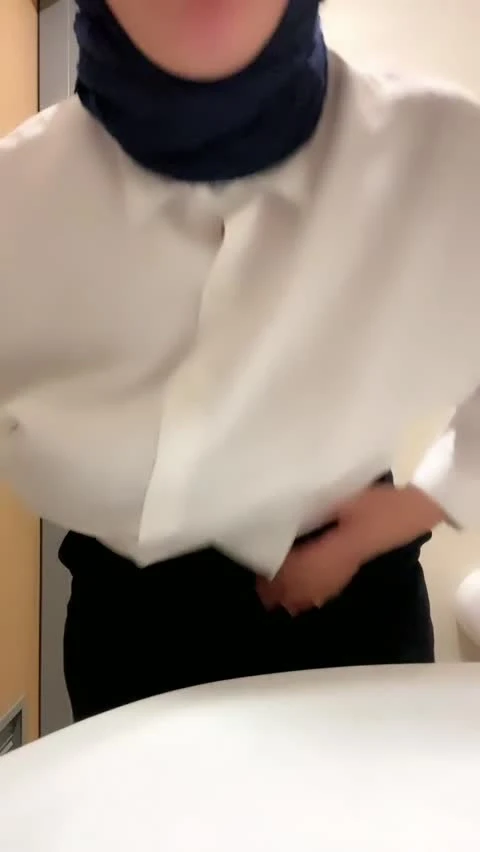 Türbanlı ofis tuvaletinde yayın açıp vücudunu sergiliyor