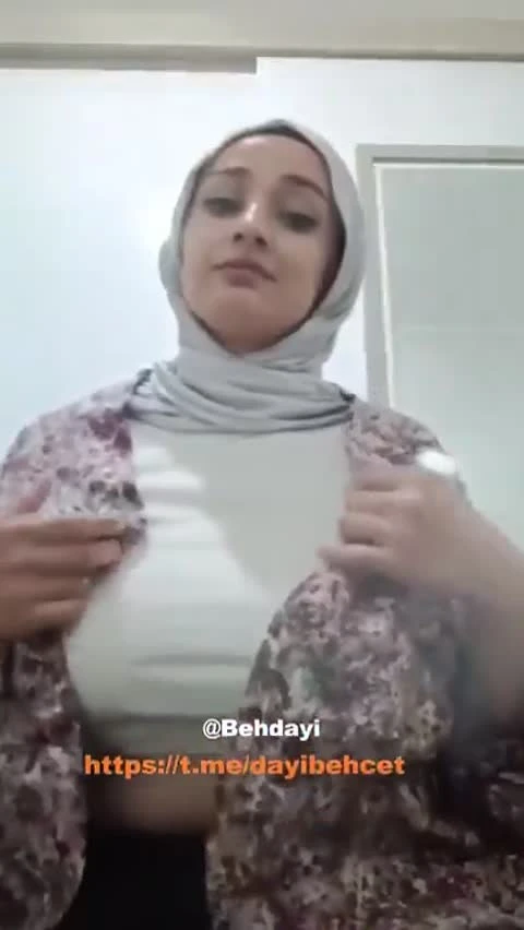 Türbanlı tatlı Türk kızı memelerini açıp avuçluyor