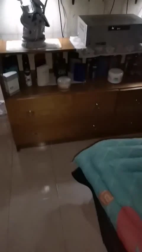 Yan odada karısını siktiriyor